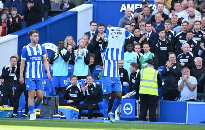 Yankuba Minteh of Brighton holds up a Brighton shirt with a message to celebrate his goal during the Premier League match between Brighton and Hove Albion and Wolverhampton Wanderers at the American Express Stadium, Brighton UK - Saturday 9th May 2026 Brighton v Wolves Premier League Football, Amex Stadium, Sussex, UK - 09 May 2026Brighton Amex Stadium Sussex United Kingdom EDITORIAL USE ONLY No use with unauthorised audio, video, data, fixture lists, club league logos or live services. Online in-match use limited to 120 images, no video emulation. No use in betting, games or single club league player publications. . No mer Copyright: xLizxFinlayson TPI Shutterstockx 16867427ax