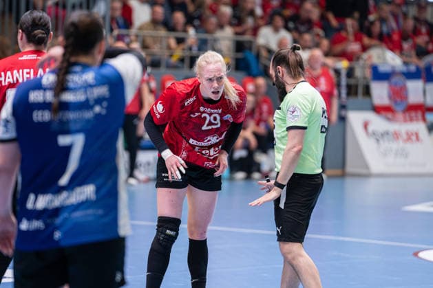 HSG Blomberg-Lippe (GER) vs. Thueringer HC (GER) Handball, 1. Handball Bundesliga Frauen, Halbfinale, Spiel 3, 9.5.2026, Saision 2025 2026, Blomberg Johanna Reichert (Thueringer HC, 29) spricht mit Marcus Hurst (Schiedsrichter) Blomberg Sporthalle an der Ulmenallee Deutschland