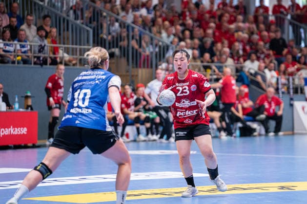 HSG Blomberg-Lippe (GER) vs. Thueringer HC (GER) Handball, 1. Handball Bundesliga Frauen, Halbfinale, Spiel 3, 9.5.2026, Saision 2025 2026, Blomberg Natsuki Aizawa (Thueringer HC, 23) im Zweikampf gegen Maxi Muehlner (HSG Blomberg-Lippe, 10) Blomberg Sporthalle an der Ulmenallee Deutschland