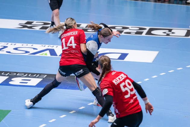 HSG Blomberg-Lippe (GER) vs. Thueringer HC (GER) Handball, 1. Handball Bundesliga Frauen, Halbfinale, Spiel 3, 9.5.2026, Saision 2025 2026, Blomberg Nieke Kuehne (HSG Blomberg-Lippe, 09) im Zweikampf mit Anika Niederwieser (Thueringer HC, 14) Blomberg Sporthalle an der Ulmenallee Deutschland