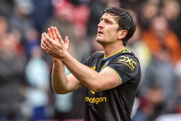 Premier League: Sunderland v Manchester United, ManU Harry Maguire of Manchester United applauds the fans after the game during the Premier League match Sunderland vs Manchester United at Stadium Of Light, Sunderland, United Kingdom on 09 May 2026 (Photo by Alfie Cosgrove News Images) Sunderland Stadium Of Light Tyne and Wear United Kingdom Copyright: xAlfiexCosgrove NewsxImagesx