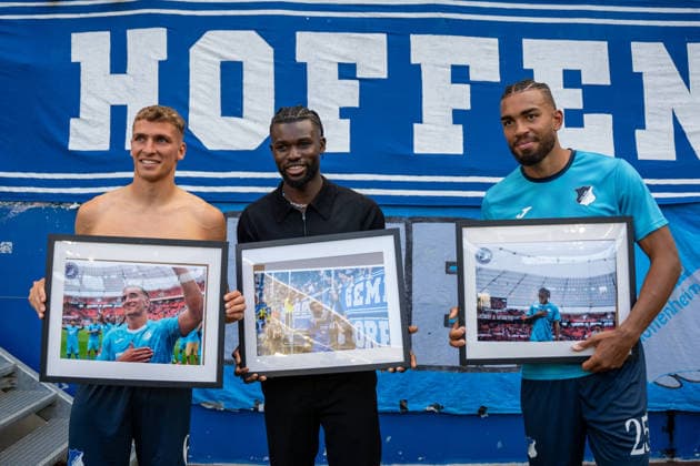 1. Bundesliga: TSG Hoffenheim vs Werder Bremen, 09.05.2026 Abschied von Kevin Akpoguma (TSG Hoffenheim, 25), Grischa Prömel (TSG Hoffenheim, 6) und Ihlas Bebou (TSG Hoffenheim), Geschenke von den TSG Hoffenheim Fans 1. Bundesliga: TSG Hoffenheim vs Werder Bremen, PreZero Arena, 09.05.2026 DFB DFL REGULATIONS PROHIBIT ANY USE OF PHOTOGRAPHS AS IMAGE SEQUENCES AND OR QUASI-VIDEO. *** 1 Bundesliga TSG Hoffenheim vs Werder Bremen, 09 05 2026 Farewell to Kevin Akpoguma TSG Hoffenheim, 25 , Grischa Prömel TSG Hoffenheim, 6 and Ihlas Bebou TSG Hoffenheim , Gifts from the TSG Hoffenheim fans 1 Bundesliga TSG Hoffenheim vs Werder Bremen, PreZero Arena, 09 05 2026 DFB DFL REGULATIONS PROHIBIT ANY USE OF PHOTOGRAPHS AS IMAGE SEQUENCES AND OR QUASI VIDEO Copyright: xBEAUTIFULxSPORTS Hillx