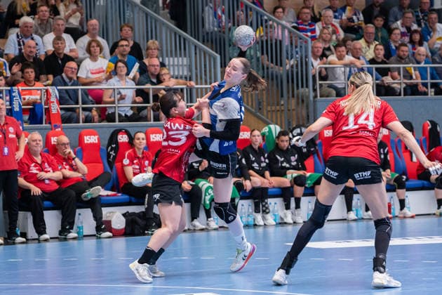 HSG Blomberg-Lippe (GER) vs. Thueringer HC (GER) Handball, 1. Handball Bundesliga Frauen, Halbfinale, Spiel 3, 9.5.2026, Saision 2025 2026, Blomberg Nieke Kuehne (HSG Blomberg-Lippe, 09) im Torwurf gegen Natsuki Aizawa (Thueringer HC, 23) Blomberg Sporthalle an der Ulmenallee Deutschland