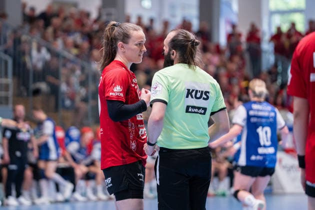 HSG Blomberg-Lippe (GER) vs. Thueringer HC (GER) Handball, 1. Handball Bundesliga Frauen, Halbfinale, Spiel 3, 9.5.2026, Saision 2025 2026, Blomberg Luca Farago (Thueringer HC, 19) diskutiert mit Marcus Hurst (Schiedsrichter) Blomberg Sporthalle an der Ulmenallee Deutschland