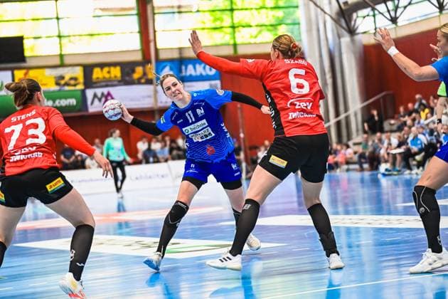 Szene mit Annefleur Bruggeman (11; Union Neckarsulm), 6; BSV Sachsen Zwickau und Zoe Stens (73; BSV Sachsen Zwickau) Szene mit Annefleur Bruggeman (11; Sport-Union Neckarsulm) und Gegnerinnen