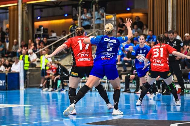 Szene mit Victoria Hasselbusch (31; BSV Sachsen Zwickau), Charlotte Kehr (17; BSV Sachsen Zwickau) und Kim Hinkelmann (5; Union Neckarsulm) Szene mit Victoria Hasselbusch (31; BSV Sachsen Zwickau) und Kim Hinkelmann (5; Sport-Union Neckarsulm)