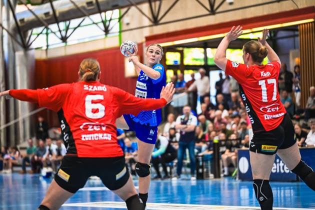 Szene mit Lynn Holtman (17; Union Neckarsulm) und Spielern von Team Person 10839 Szene mit Lynn Holtman (17; Sport-Union Neckarsulm) in der Ballei