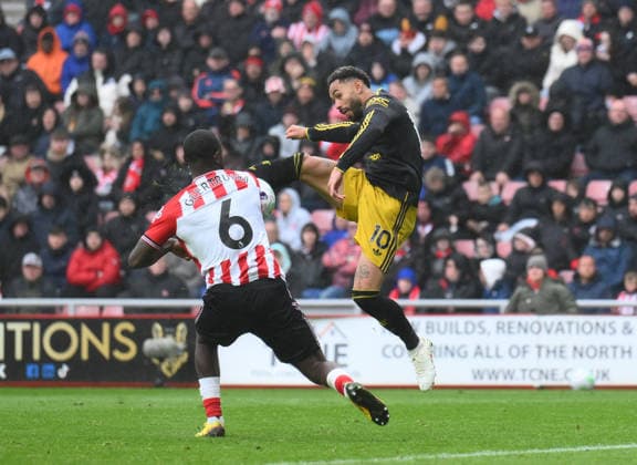 Matheus Cunha of Manchester United, ManU gets to the ball ahead of Lutsharel Geertruida of Sunderland during the Premier League 2025 26 League match between Sunderland and Manchester United at Stadium of Light on May 9th, 2026 in Sunderland, England. Copyright: xRichardxLee SportsxPressxPhotox Sportspressphoto_SPR143109