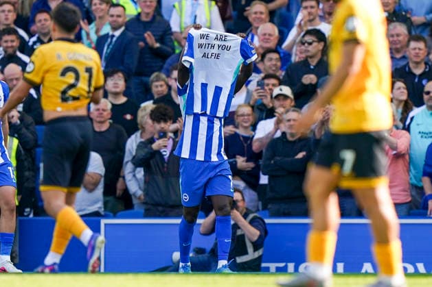 Brighton & Hove Albion v Wolverhampton Wanderers, Premier League Brighton & Hove Albion forward Yankuba Minteh (11) scores a GOAL 3-0 and celebrates holding up a shirt with the words ˜We Are With You Alfie™ during the Brighton & Hove Albion v Wolverhampton Wanderers Premier League match at the American Express Stadium, Brighton & Hove, England on 9 May 2026 Credit: Robbie Hoad Every Second Media Editorial use only. All images are copyright Every Second Media Limited. No images may be reproduced without prior permission. All rights reserved. Premier League and Football League images are subject to licensing agreements with Football DataCo Limited. see https: www.football-dataco.com Copyright: xIMAGO EveryxSecondxMediax ESM-1981-0009 RobbiexHoadx xEveryxSecondxMediax