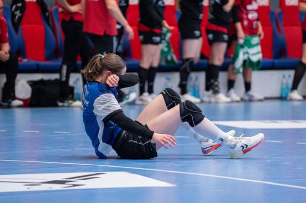 HSG Blomberg-Lippe (GER) vs. Thueringer HC (GER) Handball, 1. Handball Bundesliga Frauen, Halbfinale, Spiel 3, 9.5.2026, Saision 2025 2026, Blomberg Nieke Kuehne (HSG Blomberg-Lippe, 09) liegt verletzt am Boden Blomberg Sporthalle an der Ulmenallee Deutschland