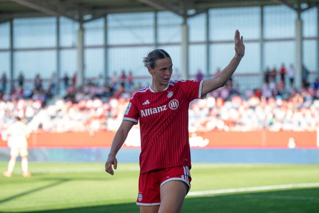 Klara Bühl (17 FC Bayern) grüßt die Fans beim Google Pixel Frauen Bundesligaspiel FC Bayern München - Eintracht Frankfurt am 09.05.2026. München FC Bayern Campus Deutschland Deutschland