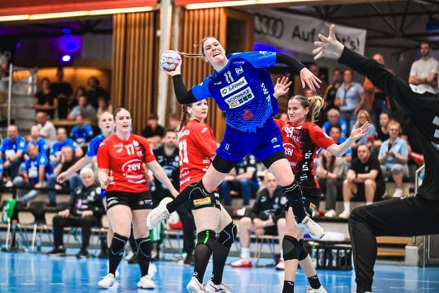 Szene mit Annefleur Bruggeman (11; Union Neckarsulm) und Rome Steveink (99; BSV Sachsen Zwickau) Szene mit Annefleur Bruggeman (11; Sport-Union Neckarsulm) und Rome Steveink (99; BSV Sachsen Zwickau)