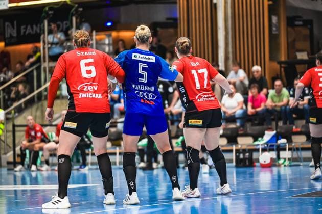 Szene mit 6; BSV Sachsen Zwickau, Kim Hinkelmann (5; Union Neckarsulm) und Charlotte Kehr (17; BSV Sachsen Zwickau) Szene mit 6; BSV Sachsen Zwickau, Kim Hinkelmann (5; Sport-Union Neckarsulm) und Charlotte Kehr (17; BSV Sachsen Zwickau)