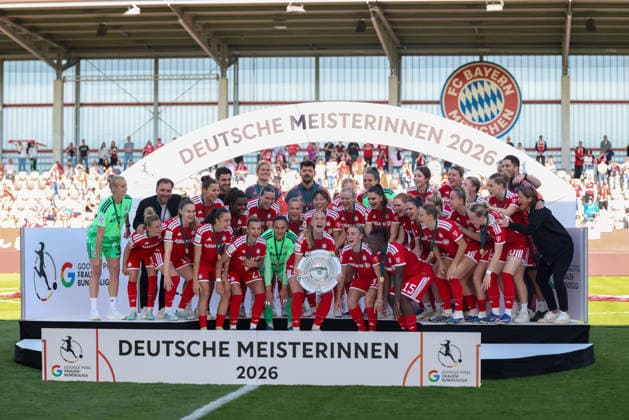 Die Fussballerinnen des FC Bayern Muenchen sind deutsche Meister, Meisterfeier, Meisterinnen, Jubel, Emotionen, Schale, Meisterschale, GER, FC Bayern Muenchen vs. Eintracht Frankfurt, Fussball, Google Pixel Frauen-Bundesliga, 25. Spieltag, Saison 2025 2026, 09.05.2026, DFL DFB REGULATIONS PROHIBIT ANY USE OF PHOTOGRAPHS as IMAGE SEQUENCES and or QUASI-VIDEO, GER, FC Bayern Muenchen vs. Eintracht Frankfurt, Fussball, Google Pixel Frauen-Bundesliga, 25. Spieltag, Saison 2025 2026, 09.05.2026 Muenchen Copyright: xEibner-Pressefoto JennixMaulx EP_JML