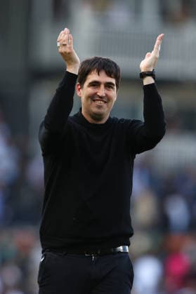 Premier League: Fulham v AFC Bournemouth LONDON, UK - 9th May 2026: Head Coach of AFC Bournemouth Andoni Iraola applauds the fans after the Premier League match between Fulham FC and AFC Bournemouth at Craven Cottage London Craven Cottage England United Kingdom Copyright: xCraigxMercerx xPeakxActionxPhotosx