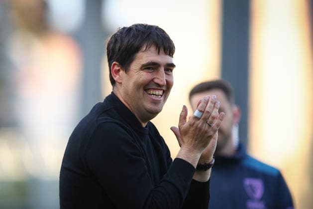 Premier League: Fulham v AFC Bournemouth LONDON, UK - 9th May 2026: Head Coach of AFC Bournemouth Andoni Iraola applauds the fans after the Premier League match between Fulham FC and AFC Bournemouth at Craven Cottage London Craven Cottage England United Kingdom Copyright: xCraigxMercerx xPeakxActionxPhotosx