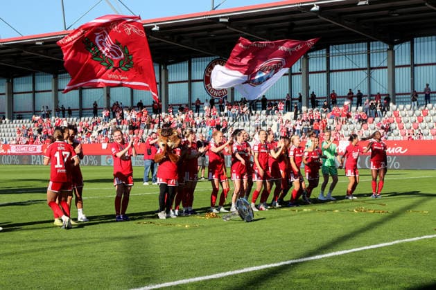 Fussball, Frauen, Google Pixel Frauen Bundesliga, 25.Spieltag, Saison 2025 2026, FC Bayern München - Eintracht Frankfurt, Campus Die Meisterfeier nach dem Spiel, hier die Mannschaft des FC Bayern München Frauen vor der Fankurve