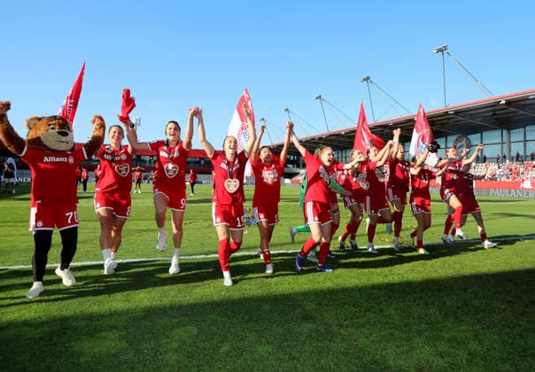Fussball, Frauen, Google Pixel Frauen Bundesliga, 25.Spieltag, Saison 2025 2026, FC Bayern München - Eintracht Frankfurt, Campus Die Meisterfeier nach dem Spiel, hier die Mannschaft des FC Bayern München Frauen, Jubeln vor der Fankurve