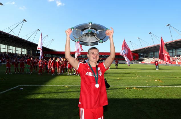 Fussball, Frauen, Google Pixel Frauen Bundesliga, 25.Spieltag, Saison 2025 2026, FC Bayern München - Eintracht Frankfurt, Campus Die Meisterfeier nach dem Spiel, hier die Mannschaft des FC Bayern München Frauen, Pernille Harder (FC Bayern München) jubelt mit der Meisterschale