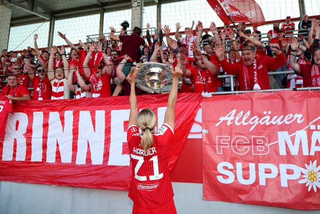 Fussball, Frauen, Google Pixel Frauen Bundesliga, 25.Spieltag, Saison 2025 2026, FC Bayern München - Eintracht Frankfurt, Campus Die Meisterfeier nach dem Spiel, hier die Mannschaft des FC Bayern München Frauen, Pernille Harder (FC Bayern München) hebt die Meisterschale zu den Fans, jubeln