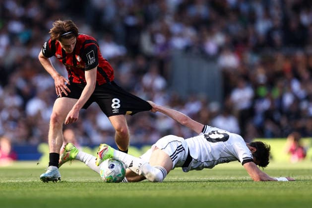 Fulham v Bournemouth 09 May 2026, London - Premier League Football - Fulham v Bournemouth - Sasa Lukic of Fulham pulls the shorts of Alex Scott of Bournemouth - Photo: Jacques Feeney Offside. London UK Copyright: xJacquesxFeeneyx xOffsidexOffside