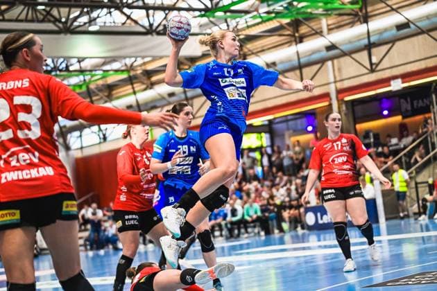Szene mit Merle Albers (39; Union Neckarsulm), Silje Brons Petersen (23; BSV Sachsen Zwickau), Lynn Holtman (17; Sport-Union Neckarsulm) und 29; BSV Sachsen Zwickau Szene mit Merle Albers (39; Sport-Union Neckarsulm) und Gegnerinnen