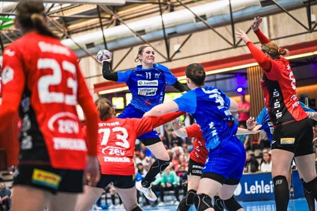 Szene mit Annefleur Bruggeman (11; Union Neckarsulm) und mehreren Spielern von Person 10839 Szene mit Annefleur Bruggeman (11; Sport-Union Neckarsulm) und Gegnern