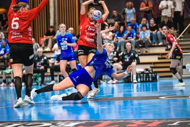 Szene mit Kim Hinkelmann (5; Union Neckarsulm), Lynn Holtman (17; Sport-Union Neckarsulm), 6; BSV Sachsen Zwickau und 8; BSV Sachsen Zwickau Szene mit Kim Hinkelmann (5; Sport-Union Neckarsulm) und Lynn Holtman (17; Sport-Union Neckarsulm)