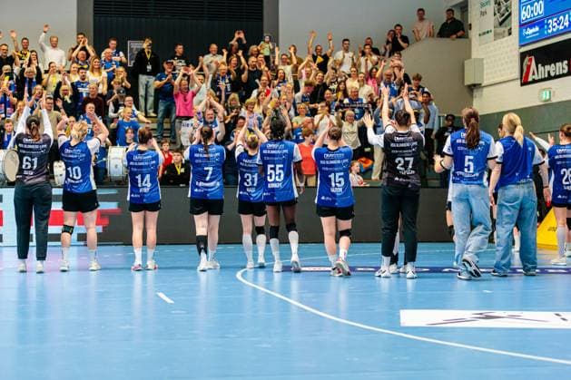 Mannschaft HSG Blomberg-Lippe im Jubel nach 35:24 Sieg GER, HSG Blomberg-Lippe vs. Thueringer HC, Handball, 1. Bundesliga Frauen, Play-Offs, Halbfinale, Spiel 3, 09.05.2026 GER, HSG Blomberg-Lippe vs. Thueringer HC, Handball, 1. Bundesliga Frauen, Play-Offs, Halbfinale, Spiel 3, 09.05.2026 Blomberg Copyright: xEibner-Pressefoto JanxRollingerx EP_JSK