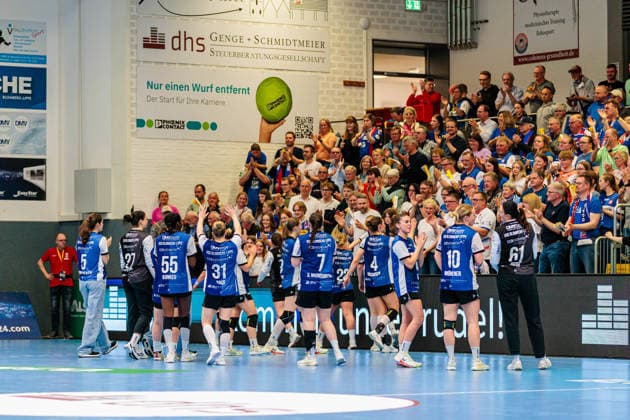 Mannschaft HSG Blomberg-Lippe im Jubel nach 35:24 Sieg GER, HSG Blomberg-Lippe vs. Thueringer HC, Handball, 1. Bundesliga Frauen, Play-Offs, Halbfinale, Spiel 3, 09.05.2026 GER, HSG Blomberg-Lippe vs. Thueringer HC, Handball, 1. Bundesliga Frauen, Play-Offs, Halbfinale, Spiel 3, 09.05.2026 Blomberg Copyright: xEibner-Pressefoto JanxRollingerx EP_JSK