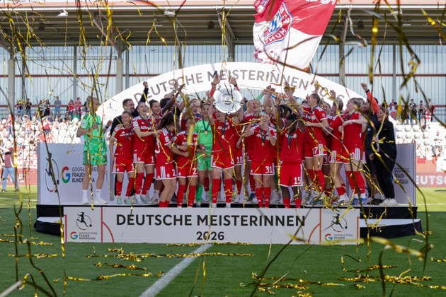 09.05.2026, xgrfx, Fussball Google Pixel Frauen-Bundesliga, FC Bayern Muenchen - Eintracht Frankfurt v.l. Übergabe der Meisterschale 2026 an den FC Bayern München (DFL DFB REGULATIONS PROHIBIT ANY USE OF PHOTOGRAPHS as IMAGE SEQUENCES and or QUASI-VIDEO) Muenchen