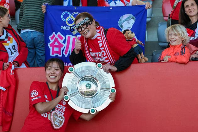 Momoko Tanikawa (FC Bayern Muenchen, 18) feiert mit Fans mit Schale, Meisterfeier, Meisterschale, Emotionen, GER, FC Bayern Muenchen vs. Eintracht Frankfurt, Fussball, Google Pixel Frauen-Bundesliga, 25. Spieltag, Saison 2025 2026, 09.05.2026, DFL DFB REGULATIONS PROHIBIT ANY USE OF PHOTOGRAPHS as IMAGE SEQUENCES and or QUASI-VIDEO, GER, FC Bayern Muenchen vs. Eintracht Frankfurt, Fussball, Google Pixel Frauen-Bundesliga, 25. Spieltag, Saison 2025 2026, 09.05.2026 Muenchen Copyright: xEibner-Pressefoto JennixMaulx EP_JML
