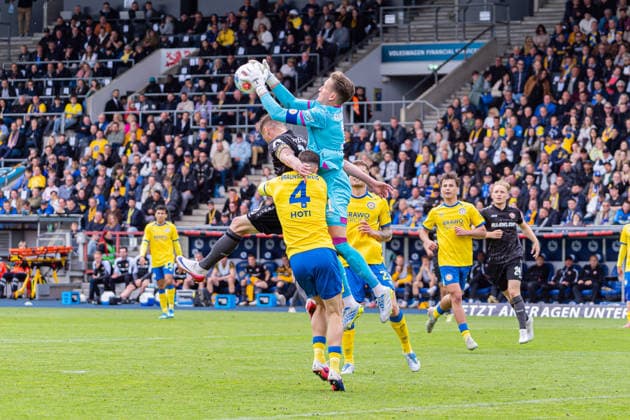 Braunschweig, Deutschland 09. Mai 2026: 2. BL - 2025 2026 - Sp. 33 - Eintracht Braunschweig gegen SG Dynamo Dresden Im Bild: v. li. im Zweikampf Stefan Kutschke (Dresden), Andi Hoti (Eintracht) und Torwart Ron-Thorben Hoffmann (Eintracht) DFL DFB regulations prohibit any use of photographs as image sequences and or quasi-video Eintracht Stadion Niedersachsen