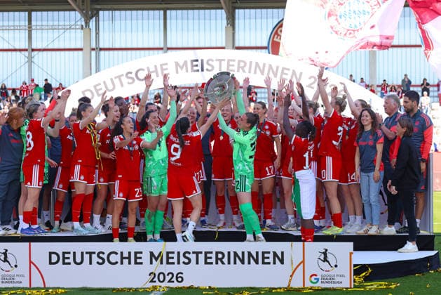 Fussball, Frauen, Google Pixel Frauen Bundesliga, 25.Spieltag, Saison 2025 2026, FC Bayern München - Eintracht Frankfurt, Campus Die Meisterfeier nach dem Spiel, hier die Mannschaft des FC Bayern München Frauen, hier jubelnd mit der Meisterschale am Podest