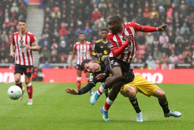 Sunderland v Manchester United, ManU - Premier League Noah Sadiki of Sunderland is challenged by Mason Mount of Manchester United during the Premier League match between Sunderland and Manchester United at the Stadium of Light, Sunderland, on May 9, 2026. Sunderland Tyne and Wear United Kingdom  Copyright: xMIxNewsx originalFilename:fletcher-sunderla260509_npuK0.jpg