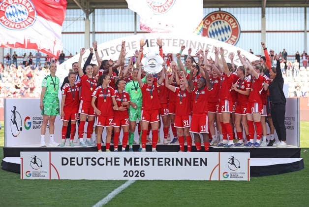 Fussball, Frauen, Google Pixel Frauen Bundesliga, 25.Spieltag, Saison 2025 2026, FC Bayern München - Eintracht Frankfurt, Campus Die Meisterfeier nach dem Spiel, hier die Mannschaft des FC Bayern München Frauen, hier jubelnd mit der Meisterschale am Podest