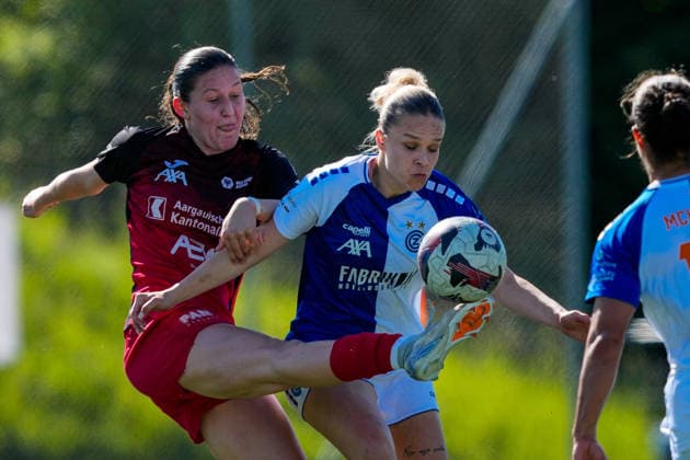 Schweiz: AXA Women s Super League 2025 26, FC Aarau Frauen vs GC Frauenfussball - Sportanlage Schachen, Aarau: Julie Gartmann (19 FC Aarau) im Duell mit Ella Ljustina (8 Grasshoppers) Copyright: xKjetilxWaberx