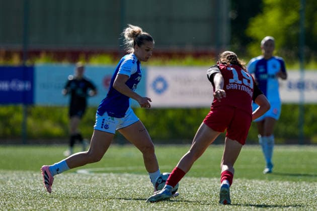 Schweiz: AXA Women s Super League 2025 26, FC Aarau Frauen vs GC Frauenfussball - Sportanlage Schachen, Aarau: Ella Ljustina (8 Grasshoppers) in Aktion gegen Julie Gartmann (19 FC Aarau) Copyright: xKjetilxWaberx