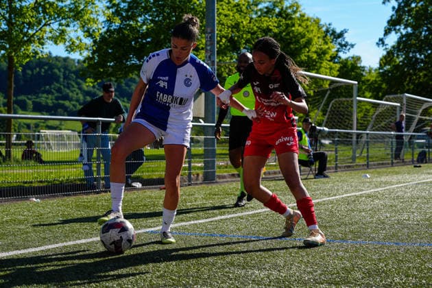 Schweiz: AXA Women s Super League 2025 26, FC Aarau Frauen vs GC Frauenfussball - Sportanlage Schachen, Aarau: Joy Steck (17 FC Aarau) im Duell mit Viola Avduli (23 Grasshoppers) Copyright: xKjetilxWaberx