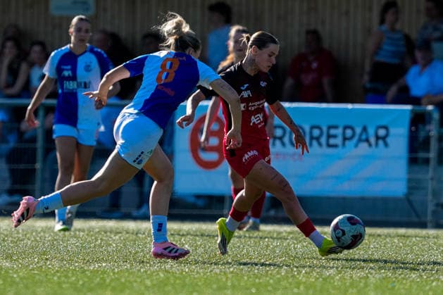 Schweiz: AXA Women s Super League 2025 26, FC Aarau Frauen vs GC Frauenfussball - Sportanlage Schachen, Aarau: Vanesa Hoti (8 FC Aarau) im Duell mit Ella Ljustina (8 Grasshoppers) Copyright: xKjetilxWaberx