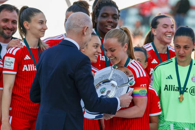 München, Deutschland: 09. Mai 2026 - 1. Frauen Bundesliga - 25. Spieltag - FC Bayern München vs. Eintracht Frankfurt Im Bild: v.li. DFB Präsident Bernd Neuendorf (DFB) übergibt Glodis Perla Viggosdottir (FCB) die Meisterschale Copyright: HMBxMedia MadeleinexFantini