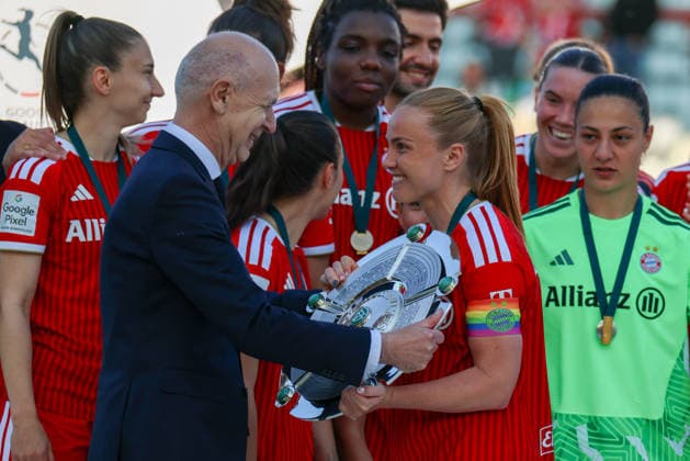 München, Deutschland: 09. Mai 2026 - 1. Frauen Bundesliga - 25. Spieltag - FC Bayern München vs. Eintracht Frankfurt Im Bild: v.li. DFB Präsident Bernd Neuendorf (DFB) übergibt Glodis Perla Viggosdottir (FCB) die Meisterschale Copyright: HMBxMedia MadeleinexFantini