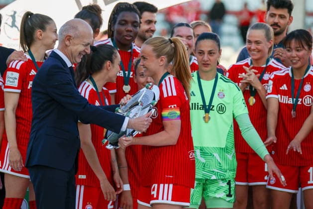 München, Deutschland: 09. Mai 2026 - 1. Frauen Bundesliga - 25. Spieltag - FC Bayern München vs. Eintracht Frankfurt Im Bild: v.li. DFB Präsident Bernd Neuendorf (DFB) übergibt Glodis Perla Viggosdottir (FCB) die Meisterschale Copyright: HMBxMedia MadeleinexFantini