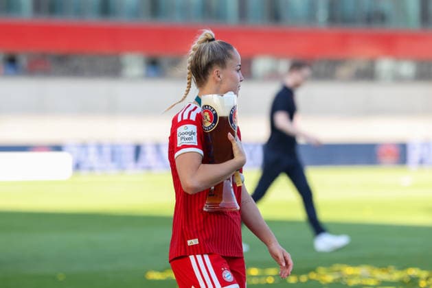 Giulia Gwinn (FC Bayern Muenchen, 07) mit Bier, Meisterfeier, Meisterschale, Emotionen, GER, FC Bayern Muenchen vs. Eintracht Frankfurt, Fussball, Google Pixel Frauen-Bundesliga, 25. Spieltag, Saison 2025 2026, 09.05.2026, DFL DFB REGULATIONS PROHIBIT ANY USE OF PHOTOGRAPHS as IMAGE SEQUENCES and or QUASI-VIDEO, GER, FC Bayern Muenchen vs. Eintracht Frankfurt, Fussball, Google Pixel Frauen-Bundesliga, 25. Spieltag, Saison 2025 2026, 09.05.2026 Muenchen Copyright: xEibner-Pressefoto JennixMaulx EP_JML