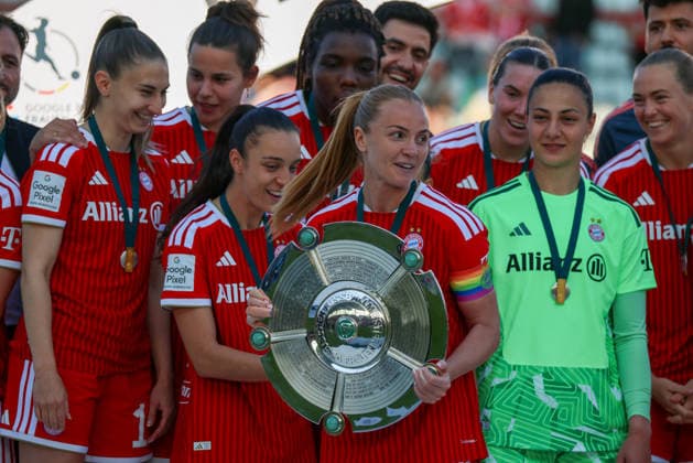 München, Deutschland: 09. Mai 2026 - 1. Frauen Bundesliga - 25. Spieltag - FC Bayern München vs. Eintracht Frankfurt Im Bild: Glodis Perla Viggosdottir (FCB) mit Meisterschale vor ihren Mannschaftskolleginnen Copyright: HMBxMedia MadeleinexFantini