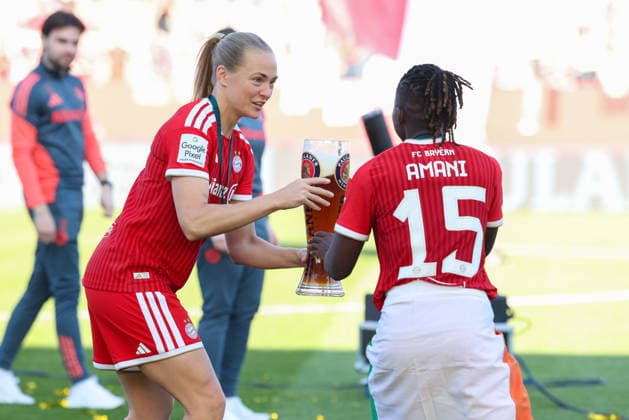 Magdalena Eriksson (FC Bayern Muenchen, 05) mit Bier mit Bernadette Amani (FC Bayern Muenchen, 15), Meisterfeier, Meisterschale, Emotionen, GER, FC Bayern Muenchen vs. Eintracht Frankfurt, Fussball, Google Pixel Frauen-Bundesliga, 25. Spieltag, Saison 2025 2026, 09.05.2026, DFL DFB REGULATIONS PROHIBIT ANY USE OF PHOTOGRAPHS as IMAGE SEQUENCES and or QUASI-VIDEO, GER, FC Bayern Muenchen vs. Eintracht Frankfurt, Fussball, Google Pixel Frauen-Bundesliga, 25. Spieltag, Saison 2025 2026, 09.05.2026 Muenchen Copyright: xEibner-Pressefoto JennixMaulx EP_JML