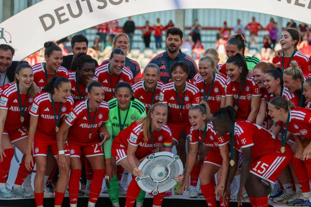 München, Deutschland: 09. Mai 2026 - 1. Frauen Bundesliga - 25. Spieltag - FC Bayern München vs. Eintracht Frankfurt Im Bild: Die Spielerinnen vom FC Bayern bei ihrer deutschen Meisterschaftsfeier mit der Meisterschale beim letzten Heimspiel in der Saison 2025 26 Copyright: HMBxMedia MadeleinexFantini