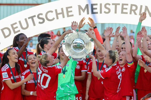 München, Deutschland: 09. Mai 2026 - 1. Frauen Bundesliga - 25. Spieltag - FC Bayern München vs. Eintracht Frankfurt Im Bild: Die Spielerinnen vom FC Bayern bei ihrer deutschen Meisterschaftsfeier mit der Meisterschale beim letzten Heimspiel in der Saison 2025 26 Copyright: HMBxMedia MadeleinexFantini