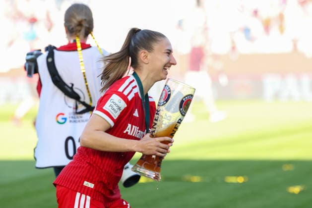 Katharina Naschenweng (FC Bayern Muenchen, 19) mti Bier, Meisterfeier, Meisterschale, Emotionen, GER, FC Bayern Muenchen vs. Eintracht Frankfurt, Fussball, Google Pixel Frauen-Bundesliga, 25. Spieltag, Saison 2025 2026, 09.05.2026, DFL DFB REGULATIONS PROHIBIT ANY USE OF PHOTOGRAPHS as IMAGE SEQUENCES and or QUASI-VIDEO, GER, FC Bayern Muenchen vs. Eintracht Frankfurt, Fussball, Google Pixel Frauen-Bundesliga, 25. Spieltag, Saison 2025 2026, 09.05.2026 Muenchen Copyright: xEibner-Pressefoto JennixMaulx EP_JML
