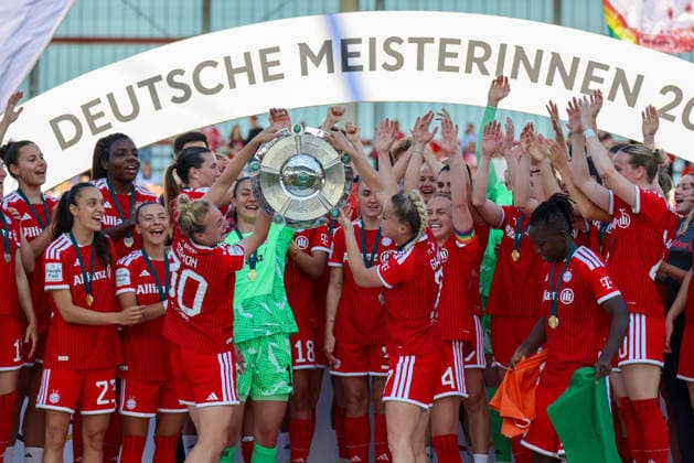 München, Deutschland: 09. Mai 2026 - 1. Frauen Bundesliga - 25. Spieltag - FC Bayern München vs. Eintracht Frankfurt Im Bild: Die Spielerinnen vom FC Bayern bei ihrer deutschen Meisterschaftsfeier mit der Meisterschale beim letzten Heimspiel in der Saison 2025 26 Copyright: HMBxMedia MadeleinexFantini